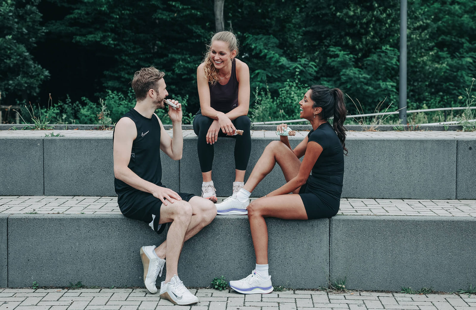 Christina Honsel mit zwei weiteren Sportlern nach dem Training mit Health Yeah Riegeln